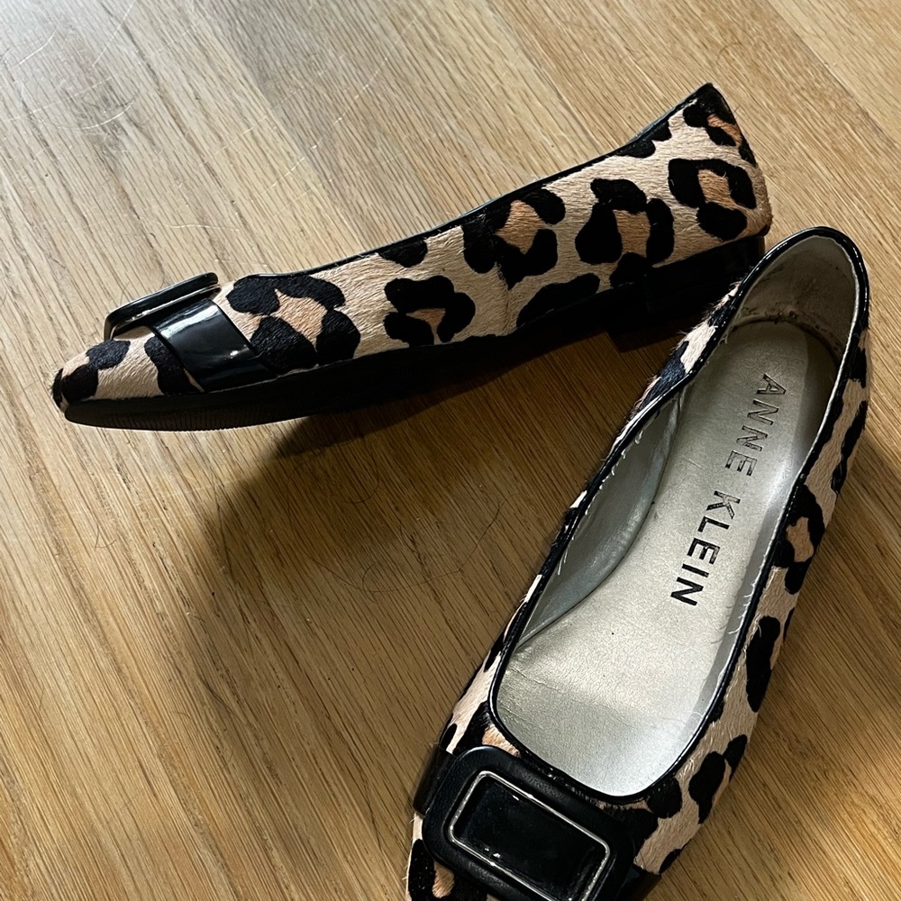 Size 6.5 Anne Klein leopard print flats!